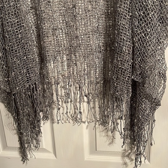 Poncho type top - nice with jeans or to dress up - Picture 3 of 4